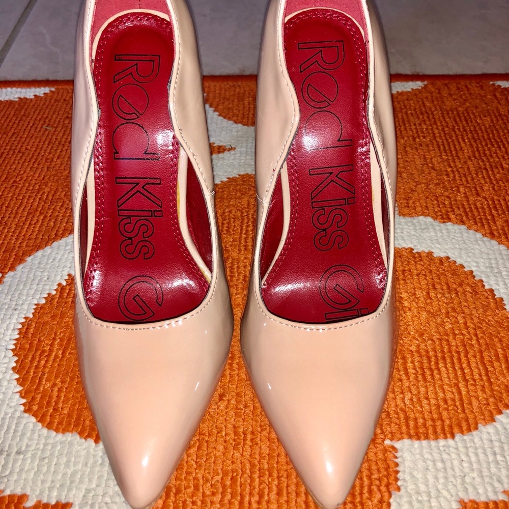 Nude high heel pumps
